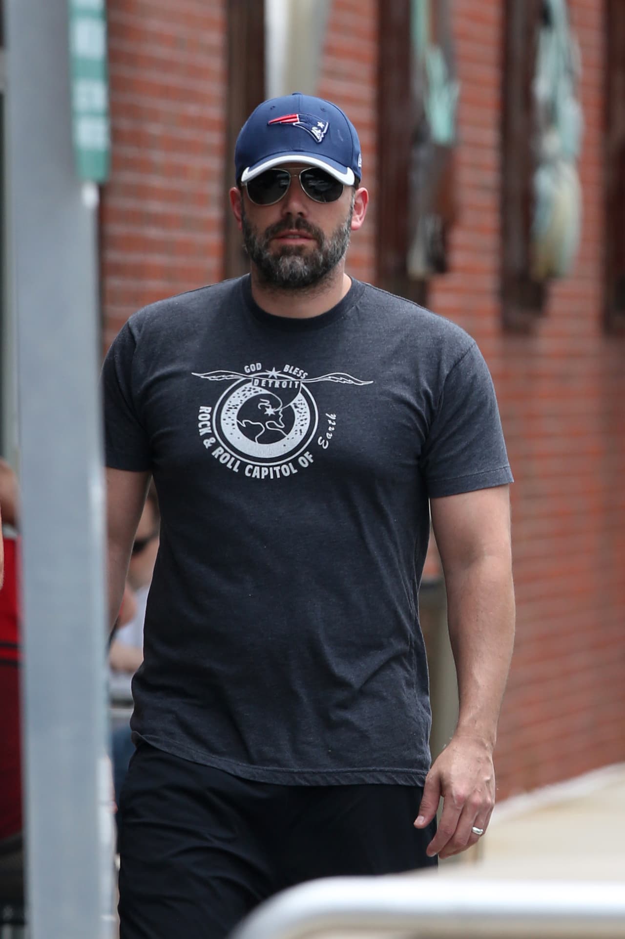 Esta supuesta infidelidad no pasó desaparcibida por Jen, la revista señala que en cuanto la actriz notó lo que sucedía despidió a Christine.