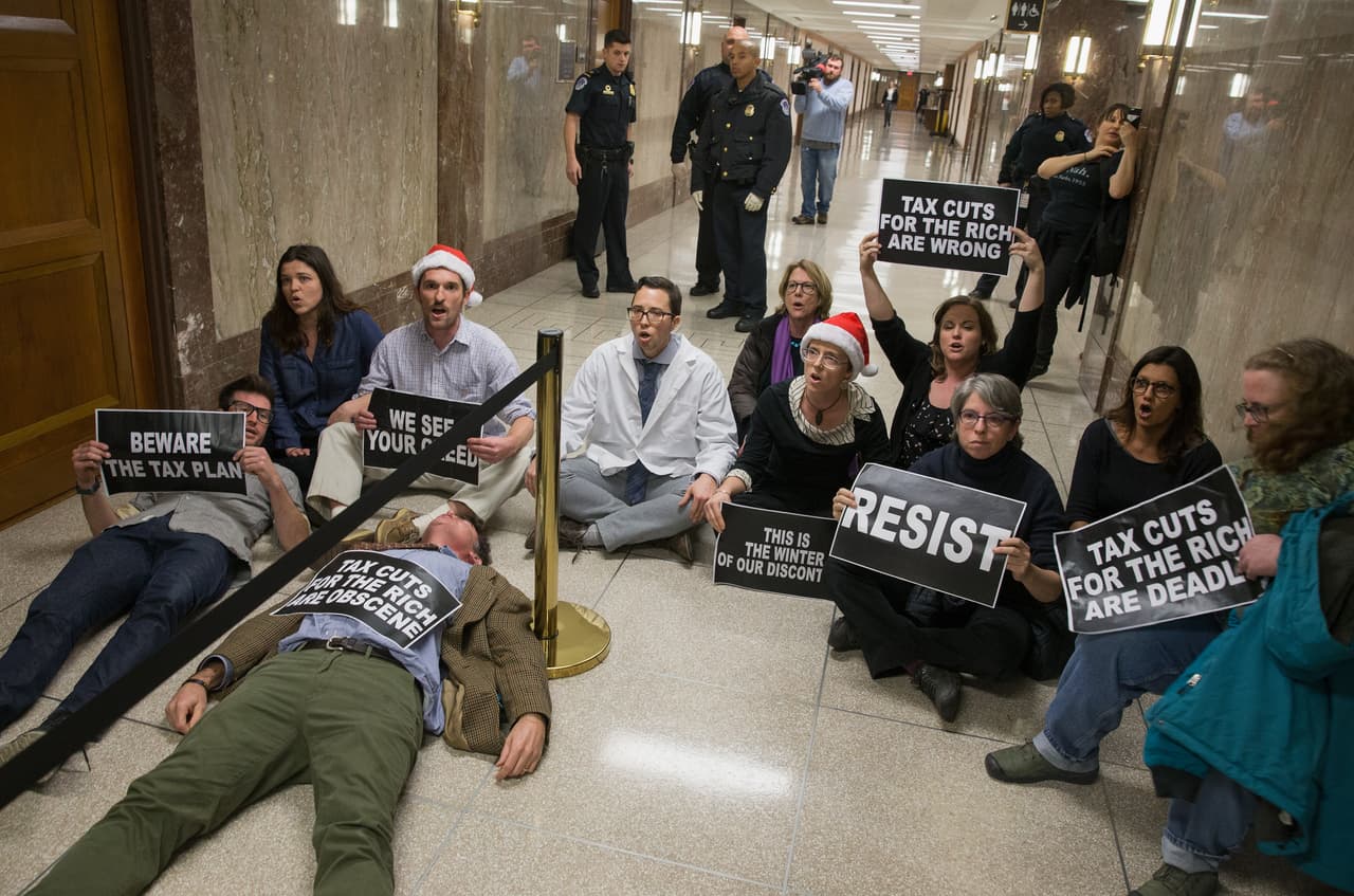 Además, los legisladores deben renovar los fondos del gobierno antes de que expire el 8 de diciembre. Los líderes de las minorías demócratas en el Senado y la Cámara de Representantes no asistieron a una reunión pautada para el martes en la Casa Blanca, luego de ser criticados por el presidente Trump vía twitter.