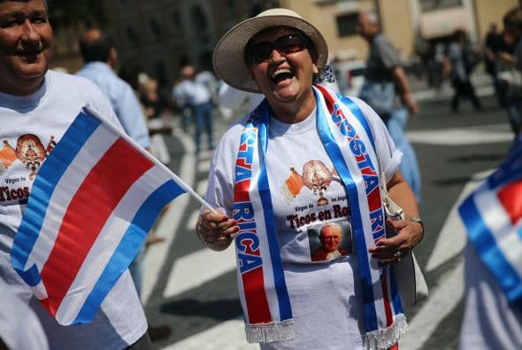 Peregrinos de Costa Rica pasean en los alrededores del Vaticano mientras esperan por la ceremonia de canonizacion de los papas.
