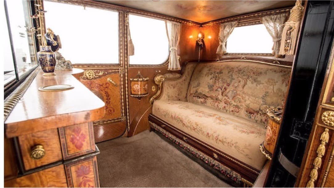 Lo verdaderamente espectacular y único del Phantom of Love, es su increíble cabina decorada por los mejores artesanos de la época para parecer una miniatura del salón del trono del Palacio de Versailles. La misma cuenta con un generoso aprovisionamiento de maderas satinadas cuidadosamente pulidas con elementos decorativos pintados a mano típicos del estilo rococó del siglo XVIII. El asiento para los pasajeros fue diseñado en forma de sofá forrado con una hermosa tapicería provista por artesanos de la región francesa de Aubusson famosos desde el mismo final del barroco. El Phantom of Love fue subastado el pasado 4 de diciembre en Londres por la casa Bonhams, alcanzando un precio de
<b>753,901 dólares</b>.