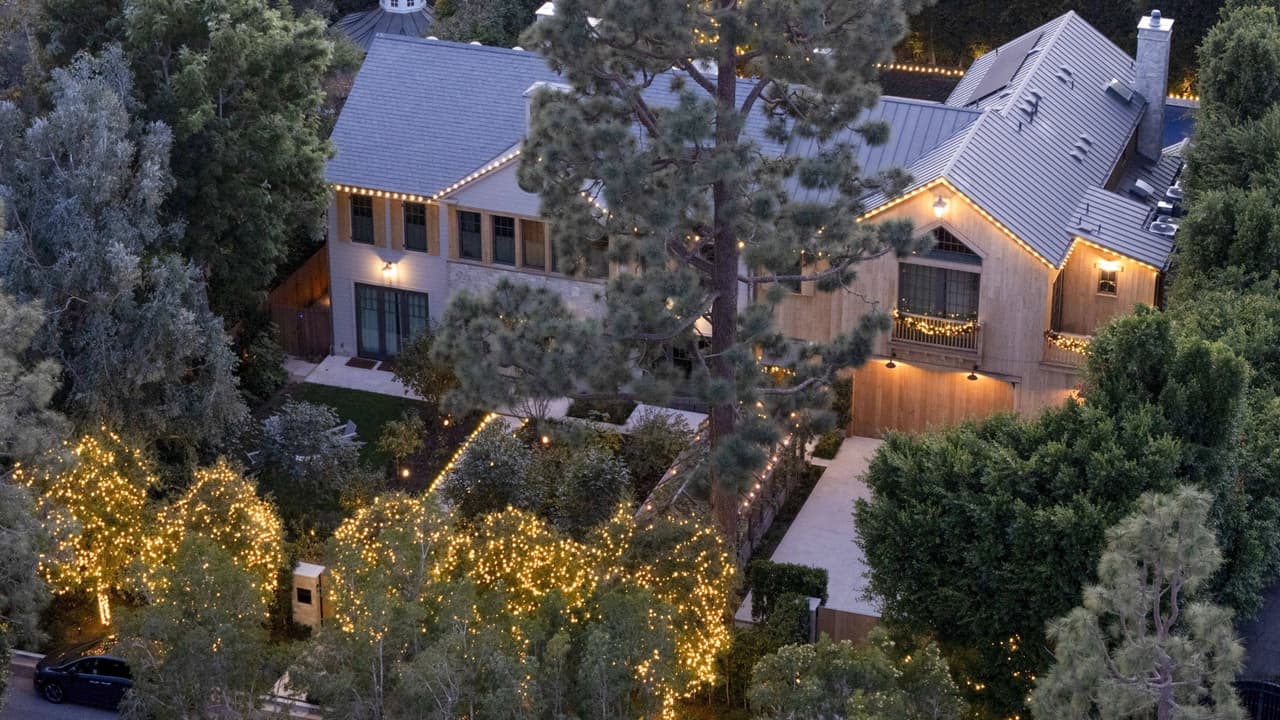 Jennifer Garner puso varias luces al exterior de su residencia.