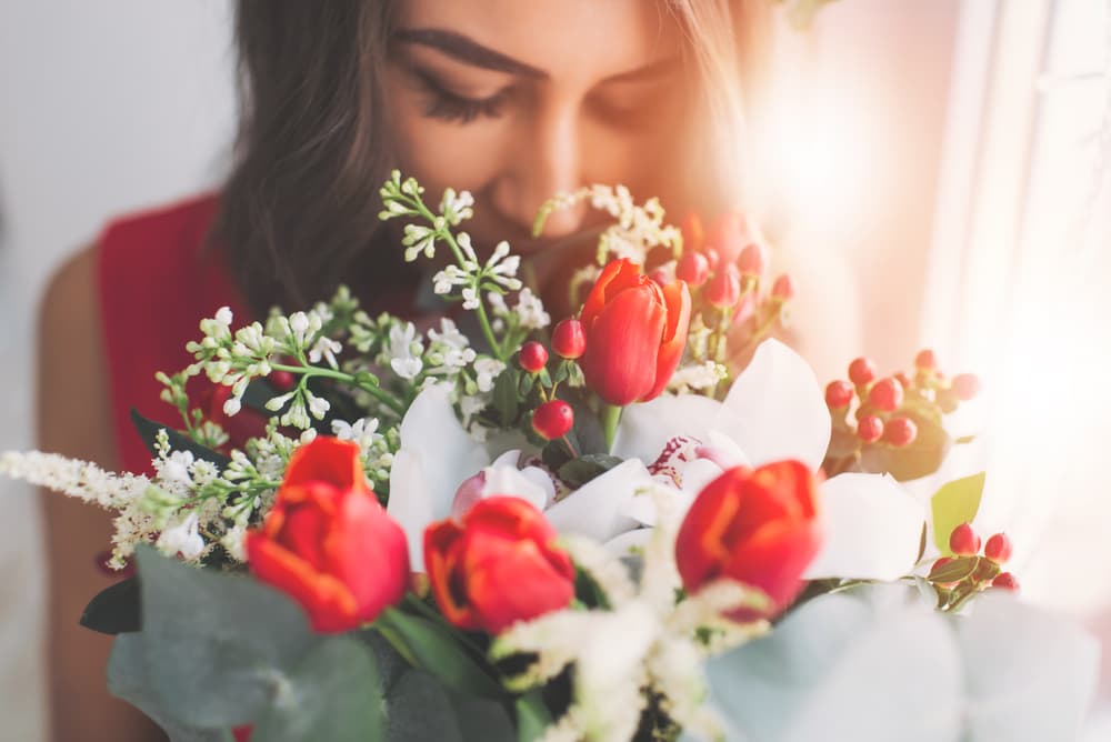 b) Olores agradables. Puede ser un olor a flores, a incienso, un perfume suave, etc.