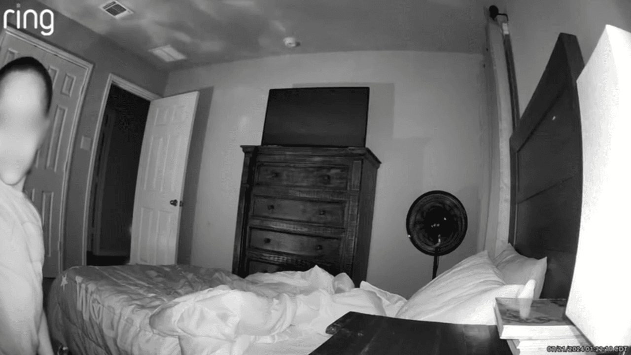 Pero cuando se empezó a alejar de la cámara de Ring, se escucha una voz que le dice "hey". El niño miró fijamente al aparato luego de escuchar el sonido y se asustó. Después, comenzó a alejarse hacia su puerta y seguía viendo a la toma.