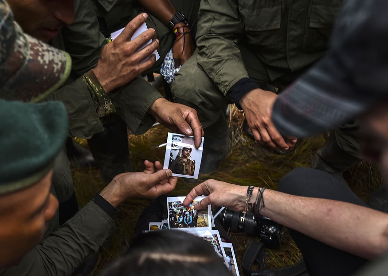 Algunos miembros de las Farc intercambian fotografías durante la ceremonia de apertura de la X conferencia.