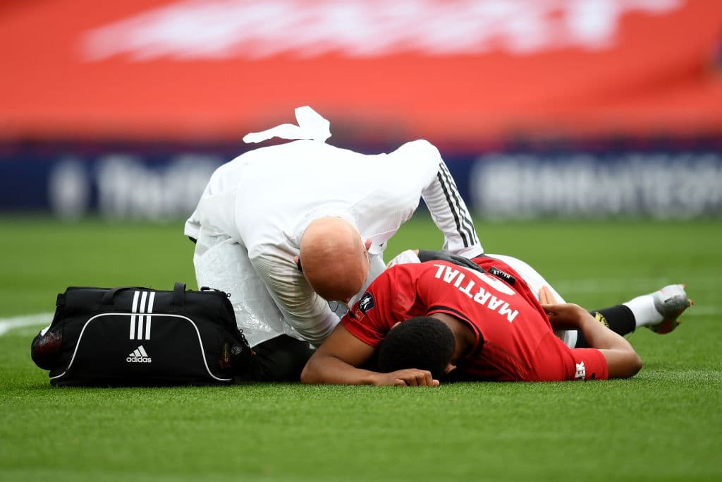 Manchester United 1-3 Chelsea | Oliver Giroud (45+11’) adelantaba a los de Lampard. Mount (46’) hizo el segundo y Maguire (74’) sepultó a los de Manchester con un autogol. El descuento llegó de los botines de Bruno Fernandes quien cobró una pena máxima. Chelsea se enfrentará al Arsenal en la final de la FA Cup, una de las competiciones más añejas del futbol mundial.