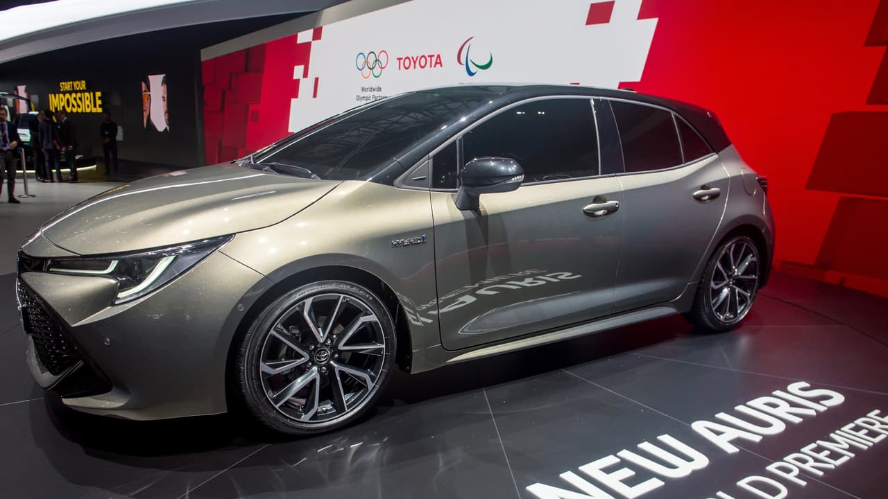 La tercera generación del Toyota Auris, el auto que es Estados Unidos conocemos con el nombre de Corolla iM, salió por primera vez la luz pública este martes en el Motor Show de Ginebra. Este popular modelo global de Toyota llega con la novedad de contar con dos trenes mottrices híbridos y solo uno a gasolina. La versión diésel, que nunca llegó a nuestras costas, ya forma parte de la historia.