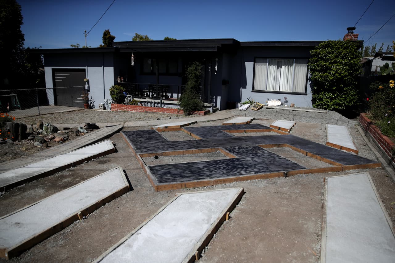 La aparición de una gigantesca esvástica nazi en el patio de una vivienda del norte de California tiene a varios vecinos consternados, pero el dueño de la propiedad asegura que él tiene el derecho de “poner lo que quiera” en su hogar.