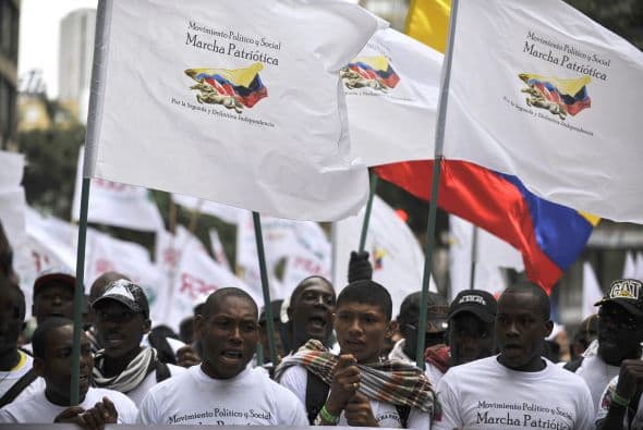 Vestidos con camisetas blancas en símbolo de la paz los manifestantes recorrieron las calles con pancartas que respaldaban las negociaciones que el Gobierno y las Farc iniciaron en noviembre pasado en Cuba, con el fin de buscar salidas negociadas al conflicto interno que sufre este país.