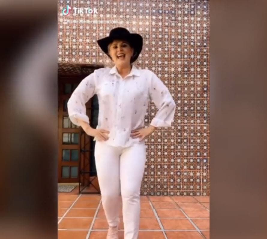 "Soy feliz, de verdad lo disfruto muchísimo, es algo que hicimos equipo Nicolás y yo, teníamos que encontrar un punto de encuentro, es un adolescente y fue como una plataforma sin imaginarme lo que iba a suceder. Me divierto muchísimo. 
<b>No me da pena, sé que no tengo edad</b>, es una plataforma de adolescentes, pero no hay edad, ahí no dice restricciones y yo juego y qué, no importa", dijo en 
<a href="https://www.youtube.com/watch?v=NBySx3sAQTg" target="_blank">Hoy</a> en marzo pasado.
<br>