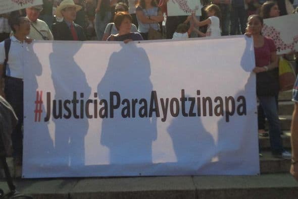 El acto de protesta se difundió en redes sociales con los hashtags #JusticiaParaAyotzinapa y #VIVOSlos43.