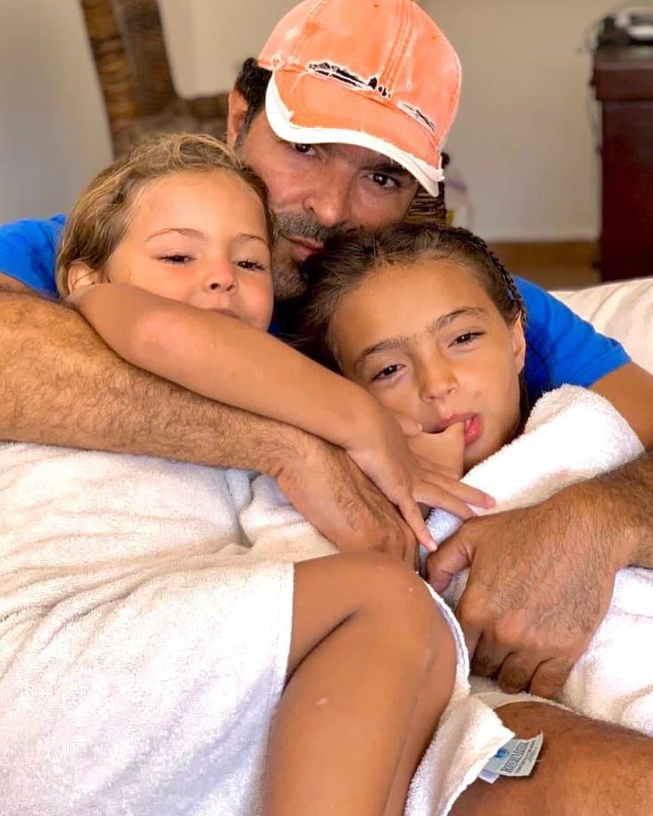 El programa Hoy compartió el documento en el que su representante legal, Gilberto Marín, explica que el cantante se ha hecho cargo de los gastos personales de las menores que van desde colegiaturas, gastos médicos, pagos de actividades extraescolares y lo acordado al término de su matrimonio.