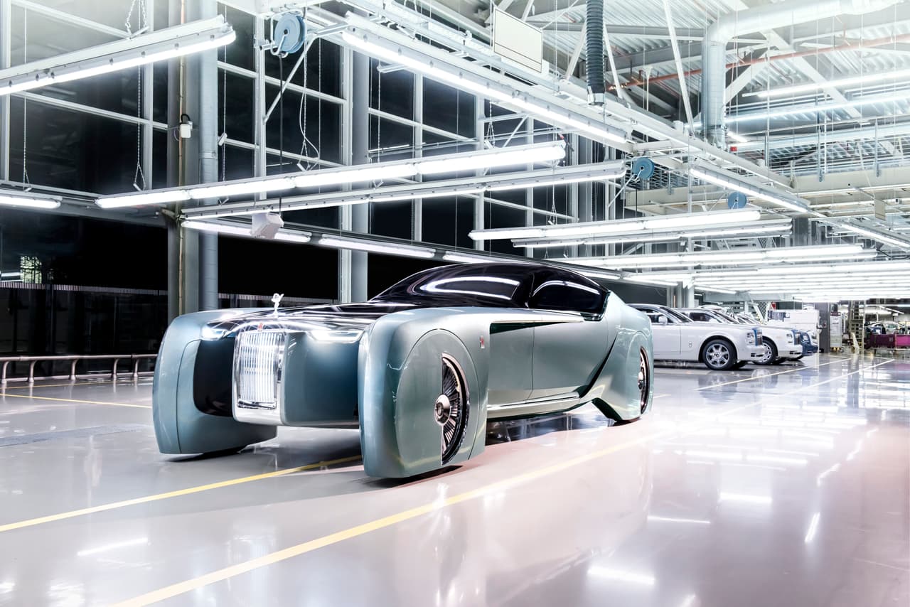 Al presentar el Rolls-Royce VISION NEXT 100 la marca rechaza la noción de que el futuro del transporte personal será utilitario y funcional. Rolls-Royce propone una visión del auto del futuro sin compromisos, totalmente autónoma, para aquellos clientes que aún buscan una conexión emocional con su automóvil. Este es el principio que Rolls-Royce denomina como "Vision Personal"