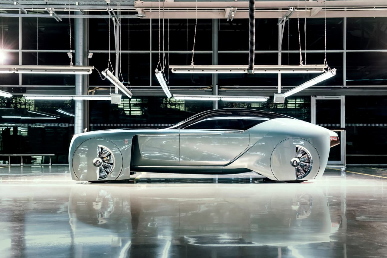 Al crear el Rolls-Royce VISION NEXT 100, el equipo de diseño liderado por Giles Taylor, se preguntó: ¿Cómo podemos reinventar el lujo con miras a los siguientes 100 años? La pregunta le abrió la puerta a dos interrogantes más: ¿Qué esperará de su auto el dueño de un Rolls-Royce en las próximas décadas? y ¿Qué tiene que hacer Rolls-Royce para cumplir con esas expectativas?