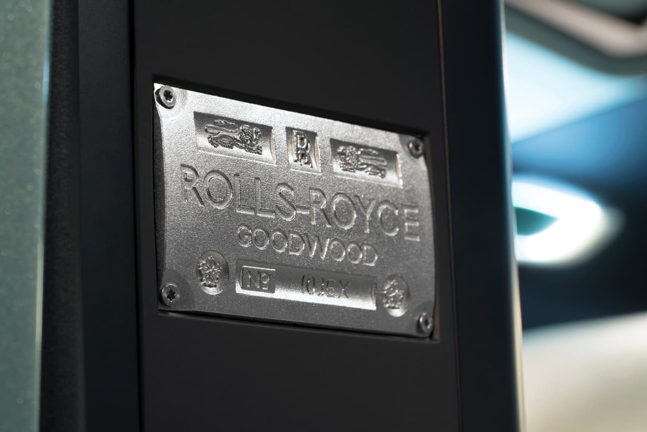 Algunas cosas nunca cambian: Pero se renuevan como la placa identificatoria en el Rolls-Royce VISION NEXT 100 que muestra una leve actualización de la misma placa utilizada por décadas.