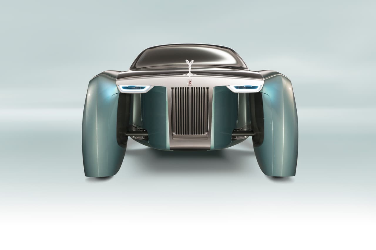 Con parte de la mecánica de la dirección expuesta a los elementos, el Rolls-Royce VISION NEXT 100 recuerda a los poderosos roadsters de la primera mitad del siglo XX sin embargo los parafangos enterizos son absolutamente modernos.