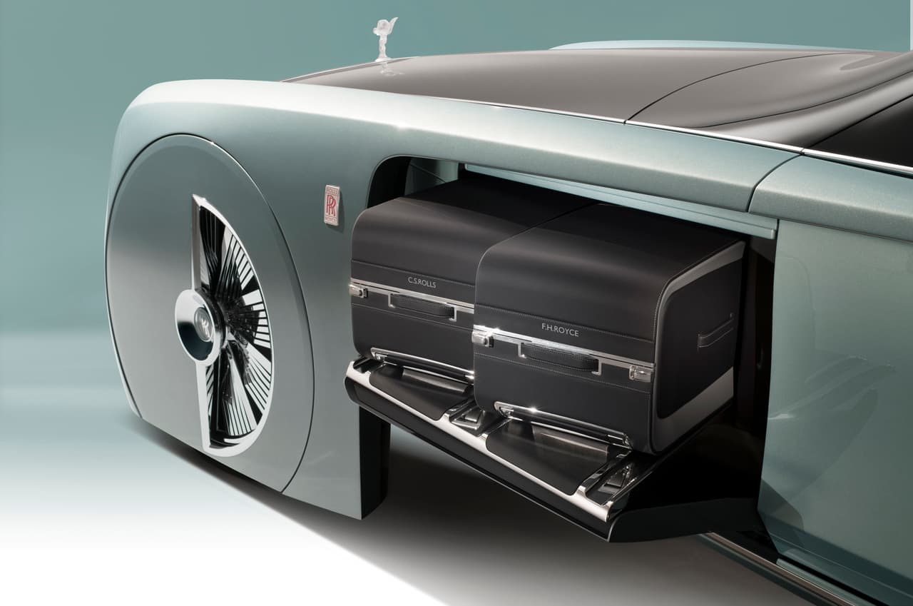 El Rolls-Royce VISION NEXT 100 ofrece soluciones innovadoras y cómodas como el acceso y ubicación del espacio de carga.