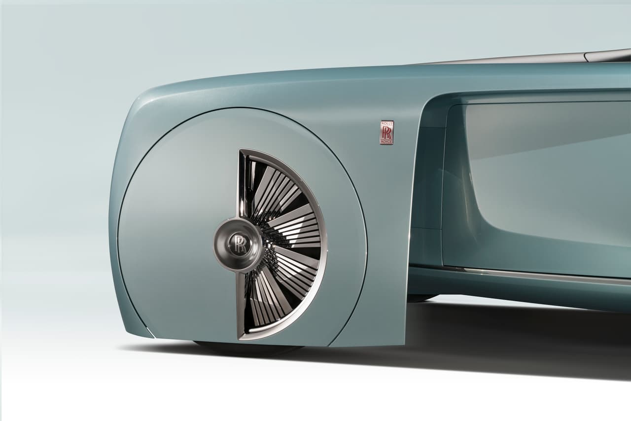 La aerodinámica reflejada en el diseño de las ruedas y en los parafangos enterizos fue una de las prioridades en el diseño del Rolls-Royce VISION NEXT 100