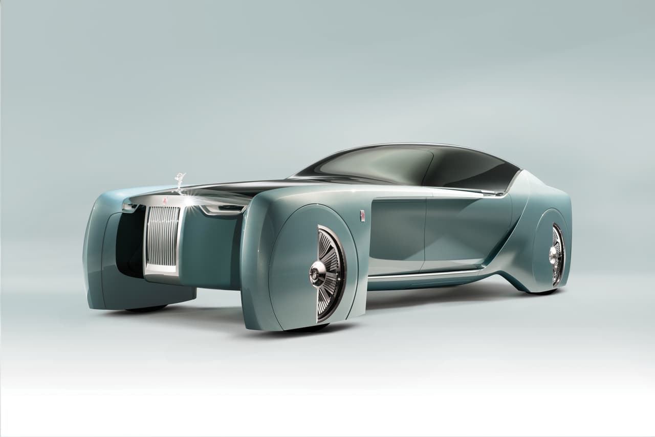El Rolls-Royce VISION NEXT 100 es el primer diseño de Rolls-Royce cuyos faros frontales no están totalmente integrados a la carrocería desde la aparición del Silver Cloud de 1955.