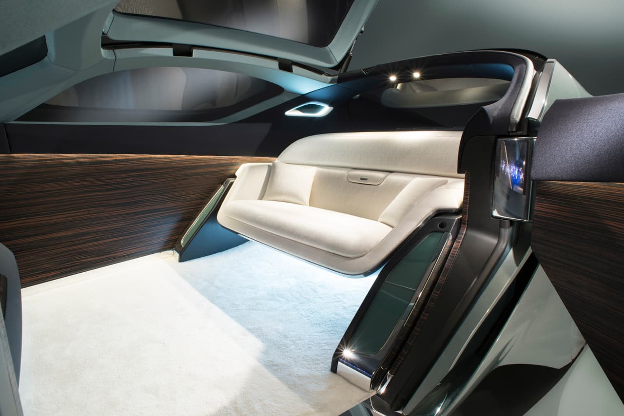 La cabina del Rolls-Royce VISION NEXT 100 acoge a dos pasajeros en confort extremo en un concepto que la compañía llama "Gran Santuario"