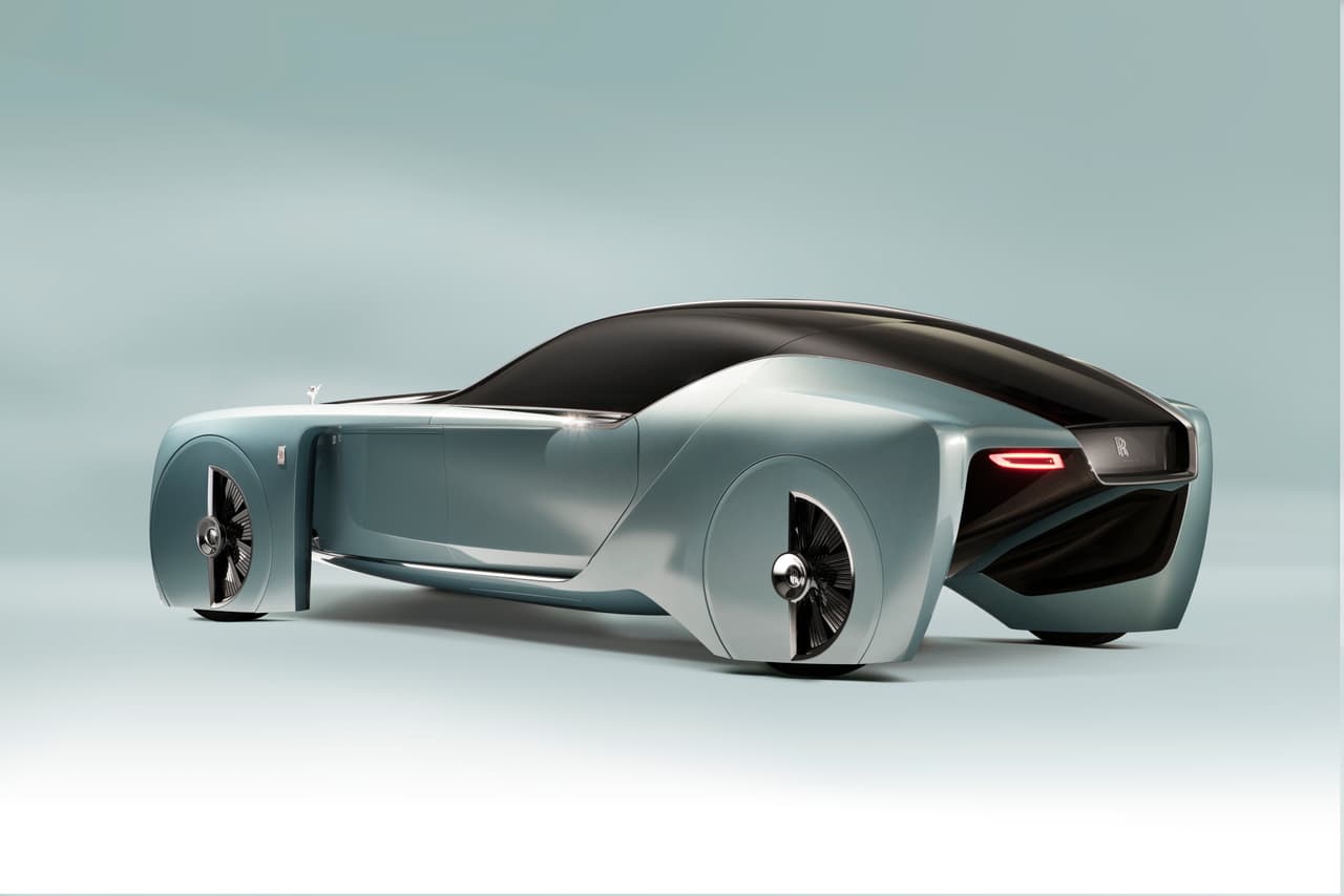 La vista trasera de dos cuatros del Rolls-Royce VISION NEXT 100 es uno de sus ángulos más futuristas