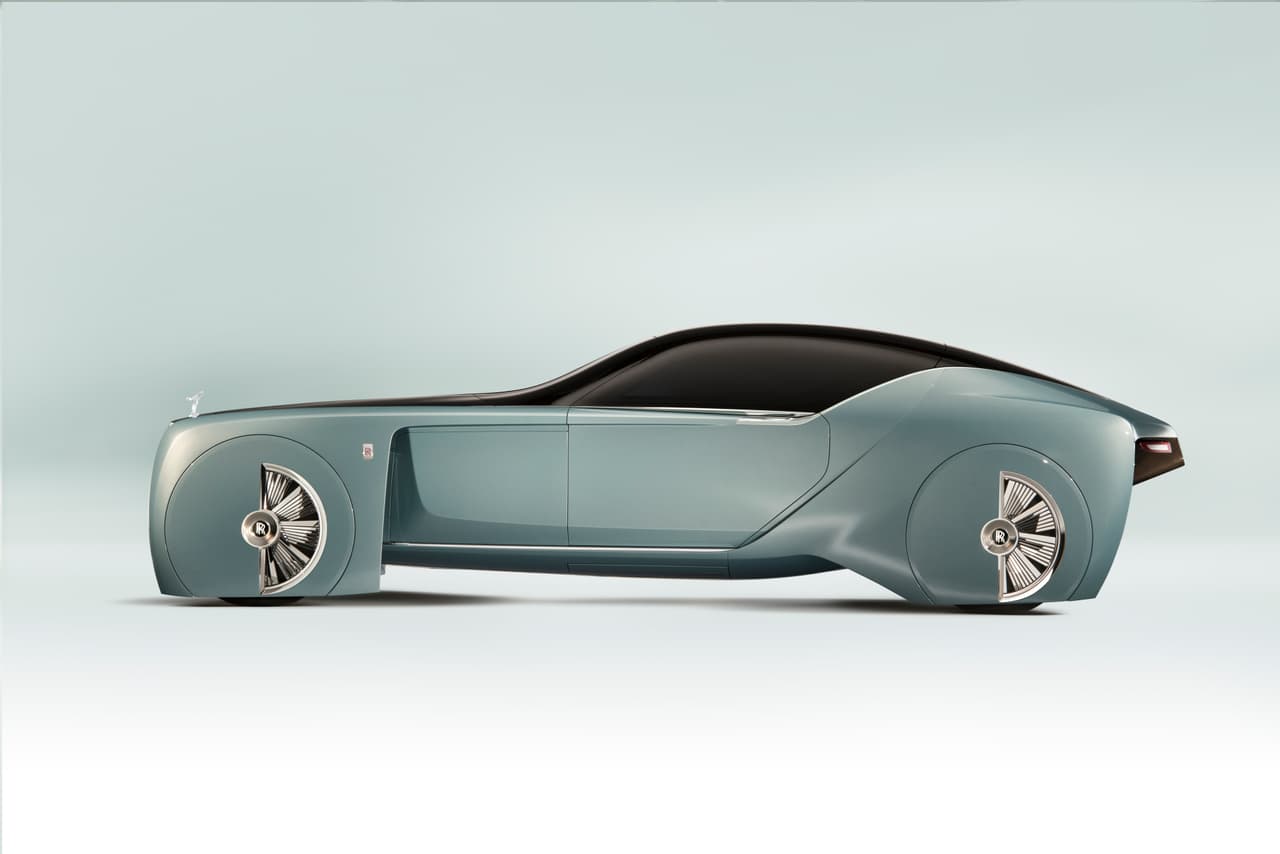 Aunque el diseño del Rolls-Royce VISION NEXT 100 es indiscutiblemente futurista e innovador, no es difícil reconocer el ADN de la marca en sus líneas.