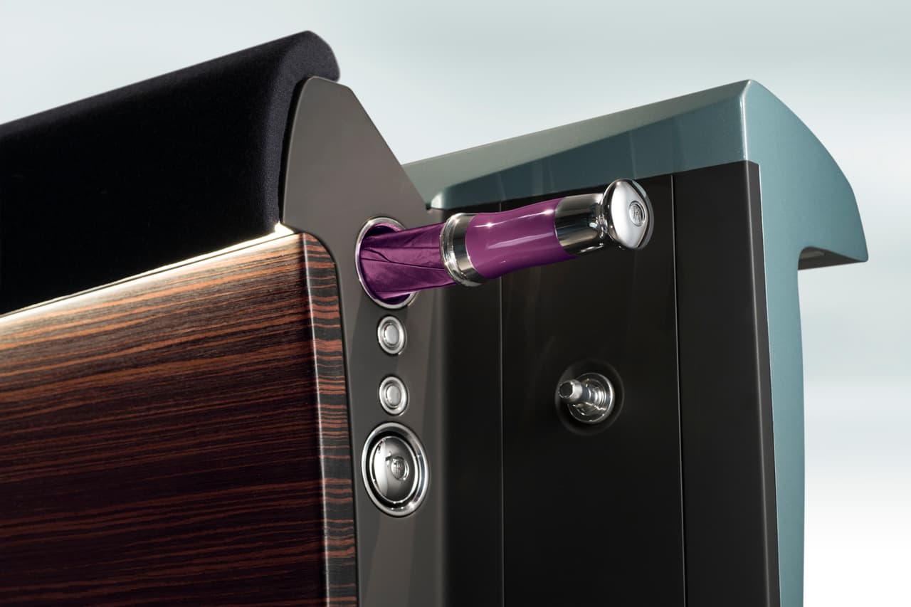 El modernismo no impidió la persistencia de muchas tradiciones. Como es el caso del paraguas integrado en el borde de las puertas del Rolls-Royce VISION NEXT 100