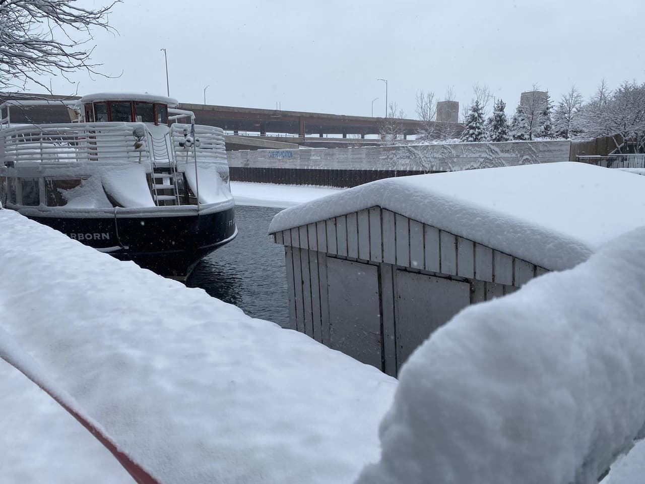 En las inmediaciones del lago se registraron entre 3 y 5 pulgadas de nieve.
