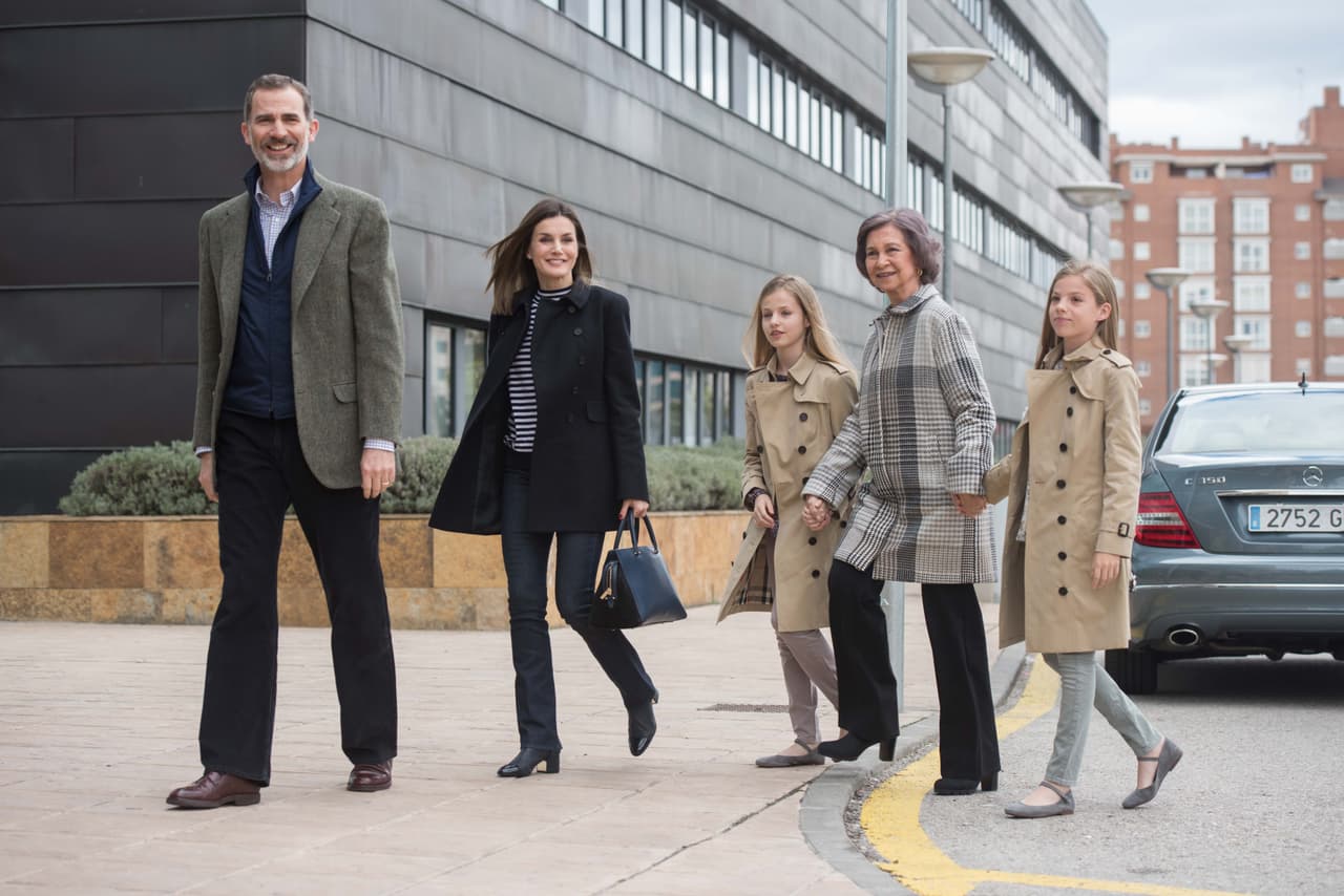 De acuerdo con El Español, el abrigo fue la forma de la reina Letizia para dejar claro que sus hijas y ella son "inseparables". Una declaración pública realizada en silencio y a través de la ropa, dada la imposibilidad de la reina de realizar declaraciones a voluntad propia.