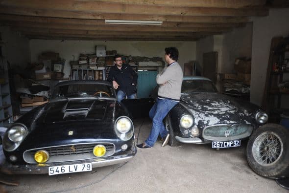 Entre los 60 autos de colección hay modelos exclusivos de marcas como Ferrari, Maserati, Porsche y Jaguar. Los autos fueron comprados entre las décadas de 1950 y 1970 por el empresario del transporte Roger Baillon, quien soñaba con restaurar su antigua colección y mostrarla en un museo. Llegó a reunir más de 100 autos pero su empresa empezó a decaer y tuvo que vender la mitad. Tras su muerte todo quedó para su hijo Jacques, quien falleció el año pasado. Los siguientes herederos, los nietos de Baillon, descubrieron el tesoro cuando fueron hasta la granja para ver su estado con intenciones de ponerla a la venta.