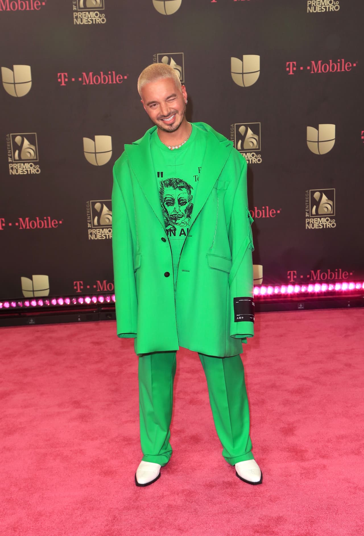 En la alfombra magenta de Premio Lo Nuestro 2019 desfiló J Balvin con un traje oversize en un tono verde neón.