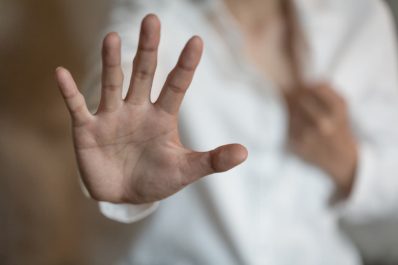 Un empresario puso cámaras en el baño para grabar a su asistente: él dice que fue su hijo de 10 años, según demanda