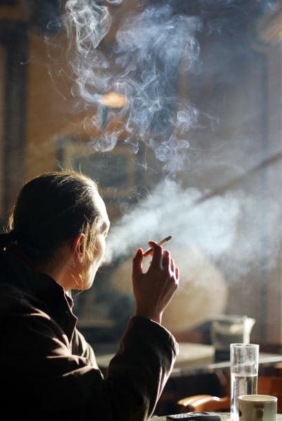 Las imágenes de los bares y restaurantes llenos de humo quedarán en el pasado. Es lo que pretende el parlamento: no más tolencia a los cigarrillos y puros.