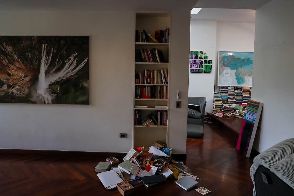 "Ellos quieren perseguir a los que estamos luchando por la libertad, es difícil pero estoy en mi casa y la voy a ordenar, voy a ordenar cada cosa que tumbaron al piso. Cada cosa que destrozaron la voy a poner en su lugar. Esta es una casa firme como Venezuela", señaló.