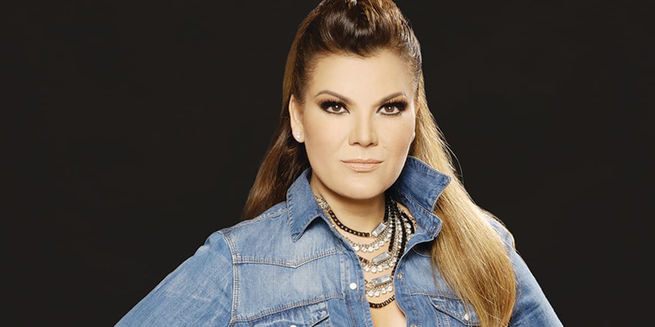 Diana Reyes grabó a dúo con Jenni el tema con el que debutó en la música de banda. “Ajustando cuentas” es el tema y lamentablemente fue la última canción en la que participó la “Diva de la Banda antes de morir.
<br>
