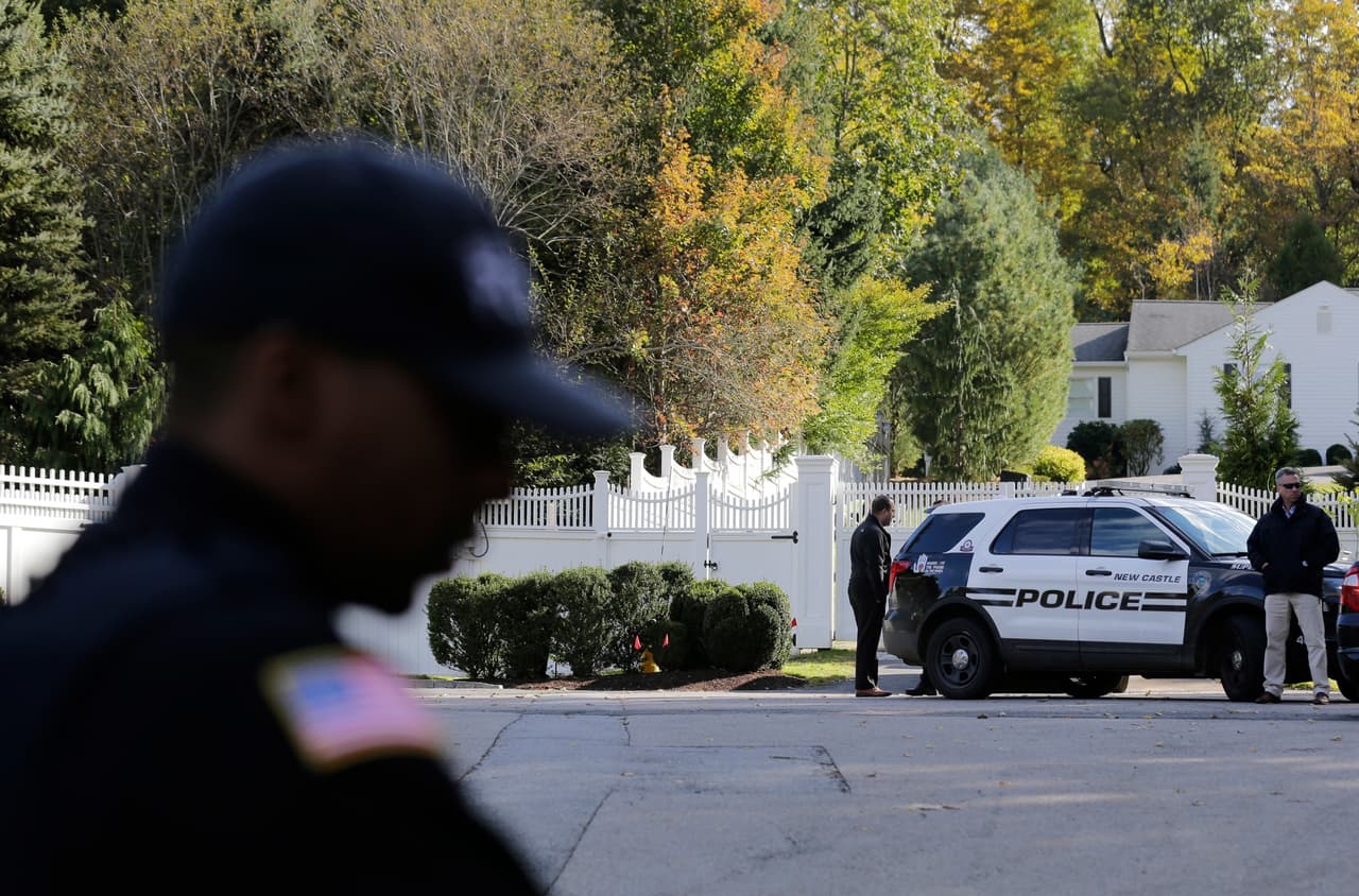 Agentes de la policía custodian la propiedad de Hillary y Bill Clinton en Chappaqua, Nueva York. El Servicio Secreto descubrió artefactos explosivos que estaban dirigidos a la exsecretaria de Estado, al expresidente Barack Obama en Washington DC. En las oficinas de CNN en la ciudad de Nueva York, sus empleados encntraron otro en el correo.
