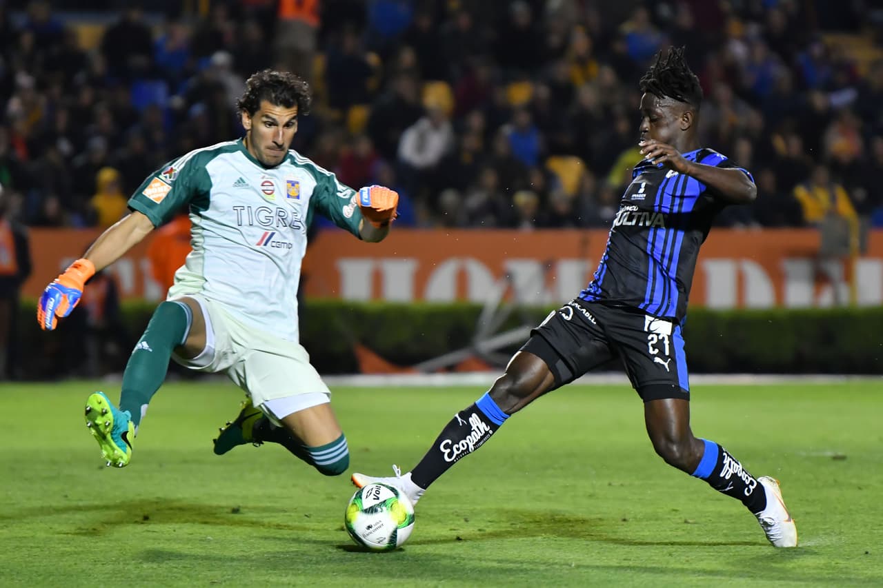 Los Gallos alcanzaron el descuento gracias al marfileño Ake Loba (derecha) al minuto 70.
