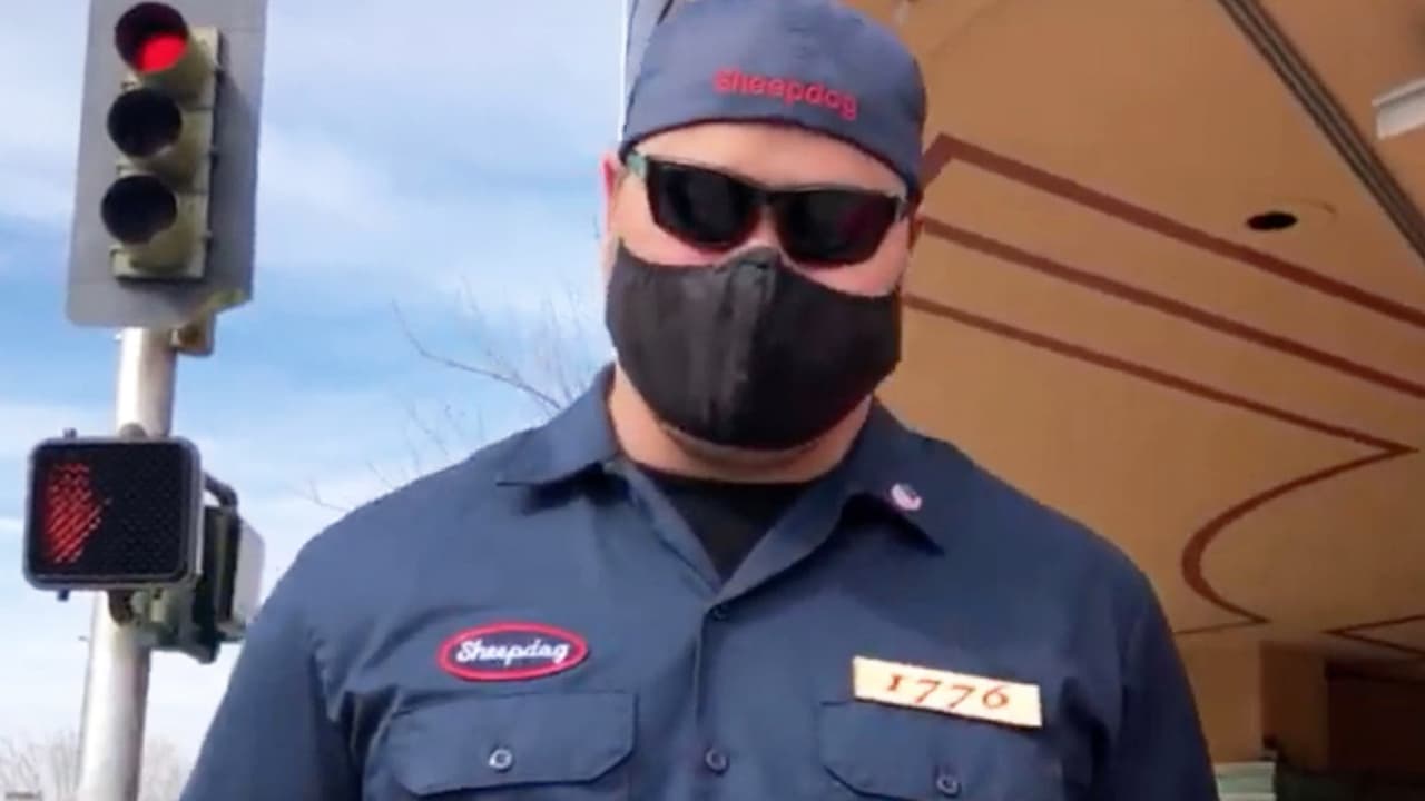 Suspenden e investigan a policía de Fresno supuestamente vinculado a grupo supremacista blanco