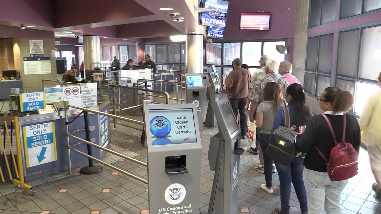 Cientos de personas utilizan el ingreso peatonal del puerto de entrada DeConcini: aquí las autoridades detectan por lo menos un intento de contrabando de droga por día.