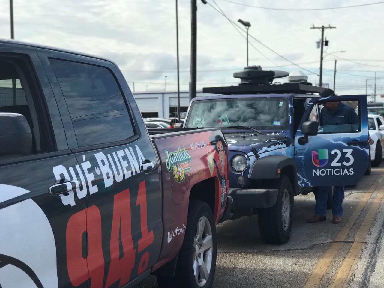 Parte del grupo de vehículos de Univisión 23 en un tramo del evento.
