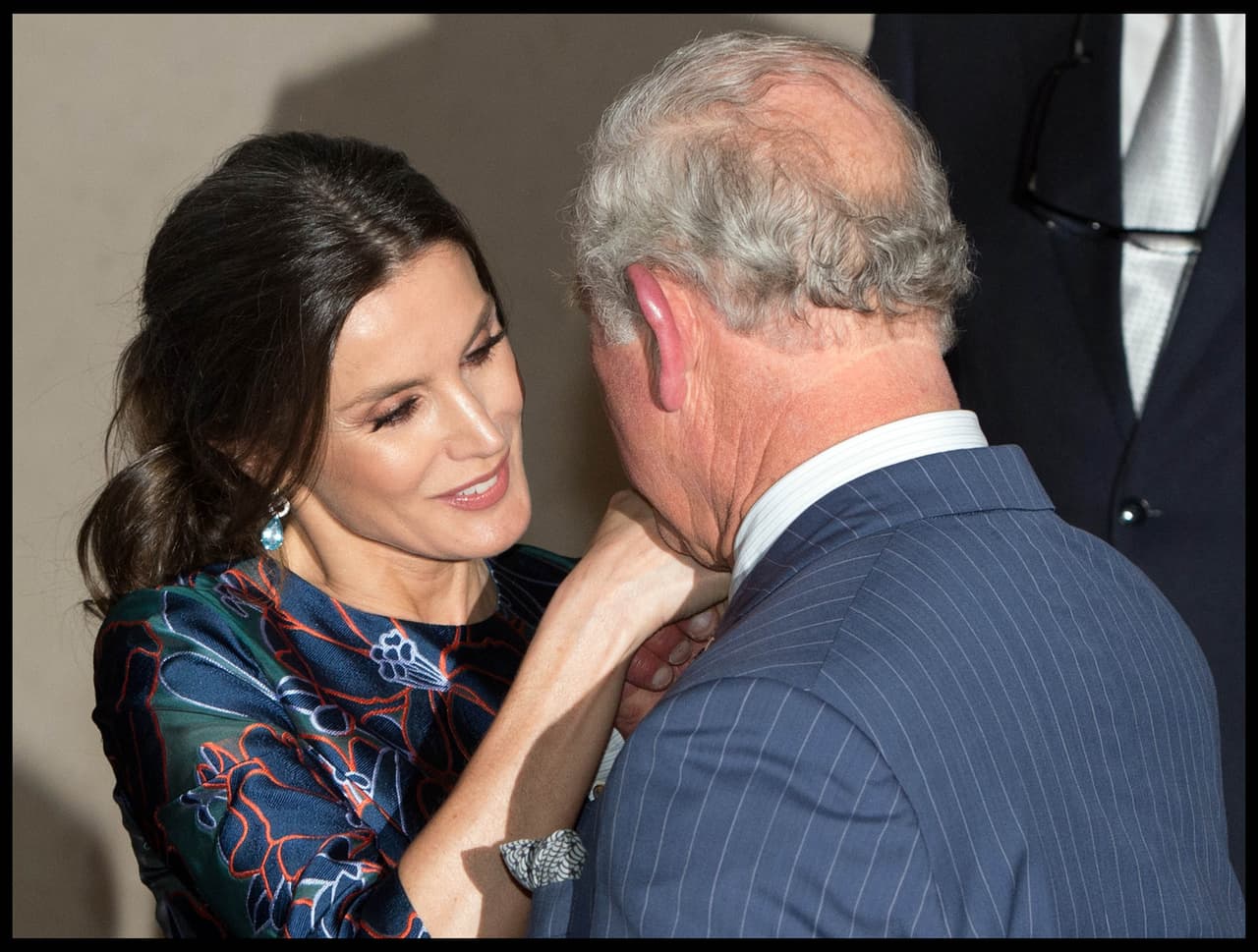 Los británicos son reconocidos por su puntualidad, así que mientras la esperaba, el hijo de la Reina Isabel II fue visto caminando de un lado a otro por el vestíbulo de la galería. Al llegar doña Letizia, él no salió a recibirla y tampoco le hizo reverencia, pero sí la saludó de forma afectuosa.