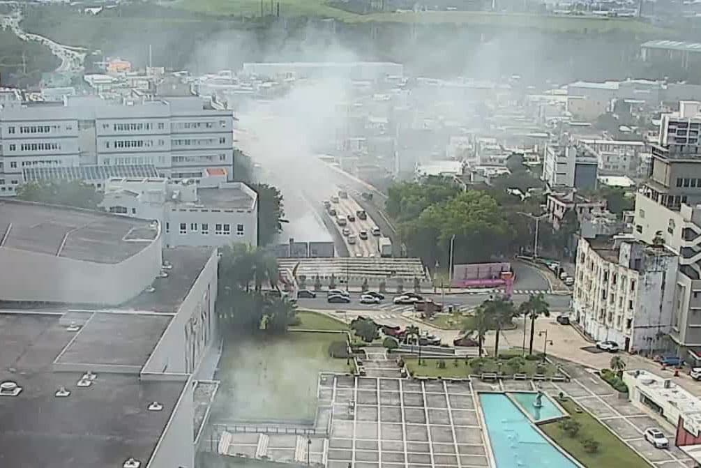Vehículo incendiado provoca tapón en el Túnel Minillas en San Juan