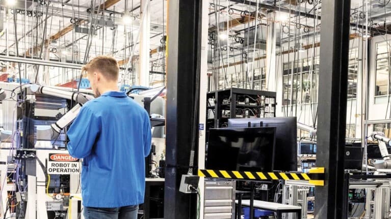 <b>Infraestructura global en expansión: </b>Amazon está construyendo instalaciones de producción y procesamiento de satélites en Washington y Florida para acelerar su despliegue.