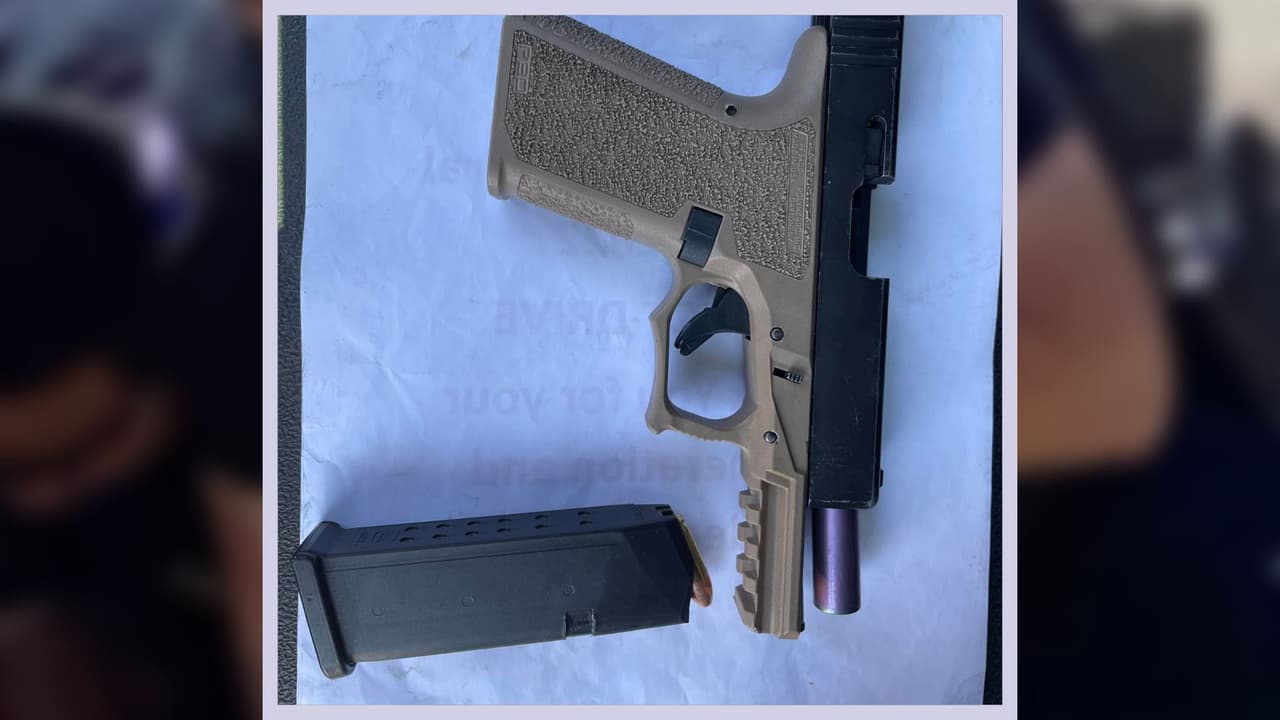 El arma decomisada al estudiante estaba cargada.