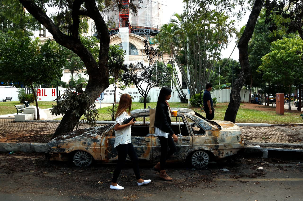 Además de la quema del Congreso, varios autos acabaron en llamas en las protestas.
