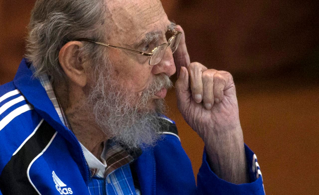 Fidel Castro se dirige a los delegados en el último día del 7mo Congreso de Partido Comunista de Cuba en La Habana, Cuba, el martes 19 de abril de 2016. La clausura del Congreso contó con una inusual aparición pública del líder cubano. (Ismael Francisco / Cubadebate vía AP)