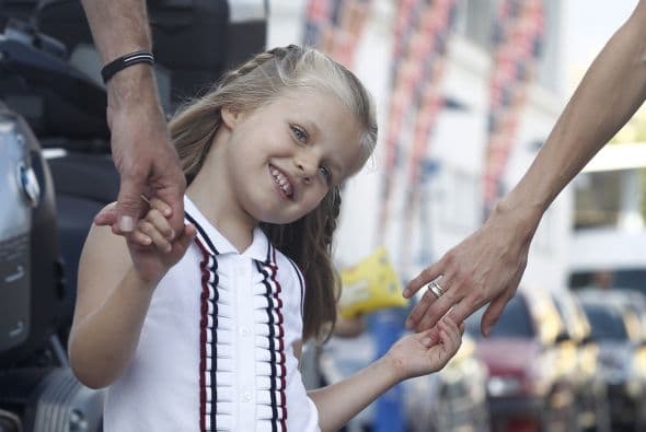 La princesa de Leonor acaba de ser nombrada princesa de Asturias y es la segunda en la línea de sucesión a la corona española.Actualmente estudia en un colegio muy cerca de sus padres, pero al igual que su padre el rey Felipe VI recibirá amplia formación militar y profesional.Sólo tiene ocho años, pero ella sabe su papel y demuestra su formación real en cada evento al que asiste. Toma clases de mandarín, ballet y practicar deporte.