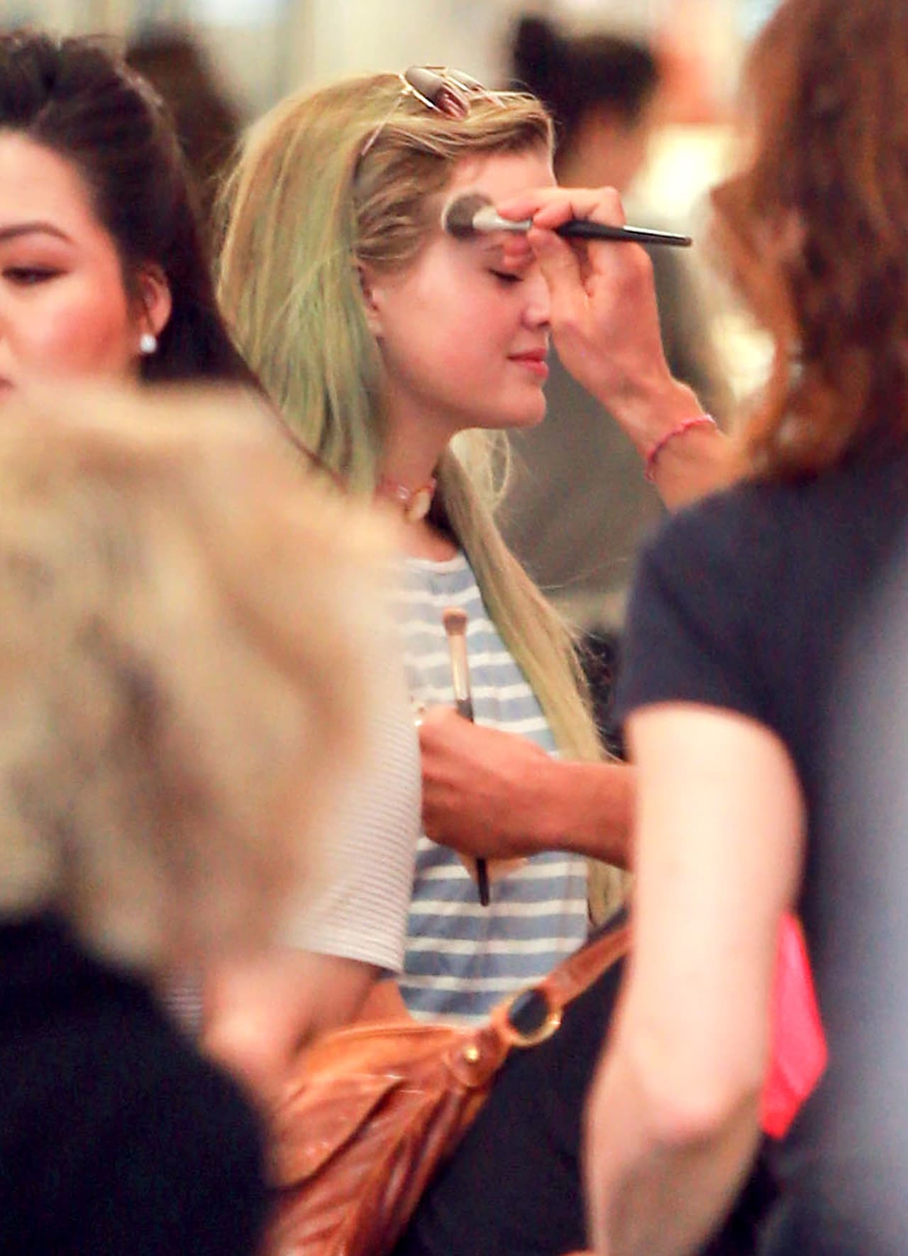 Parece que Ava necesitaba ayuda, y la obtuvo por parte de expertas, quienes al parecer le enseñaron como aplicarse correctamente el maquillaje.