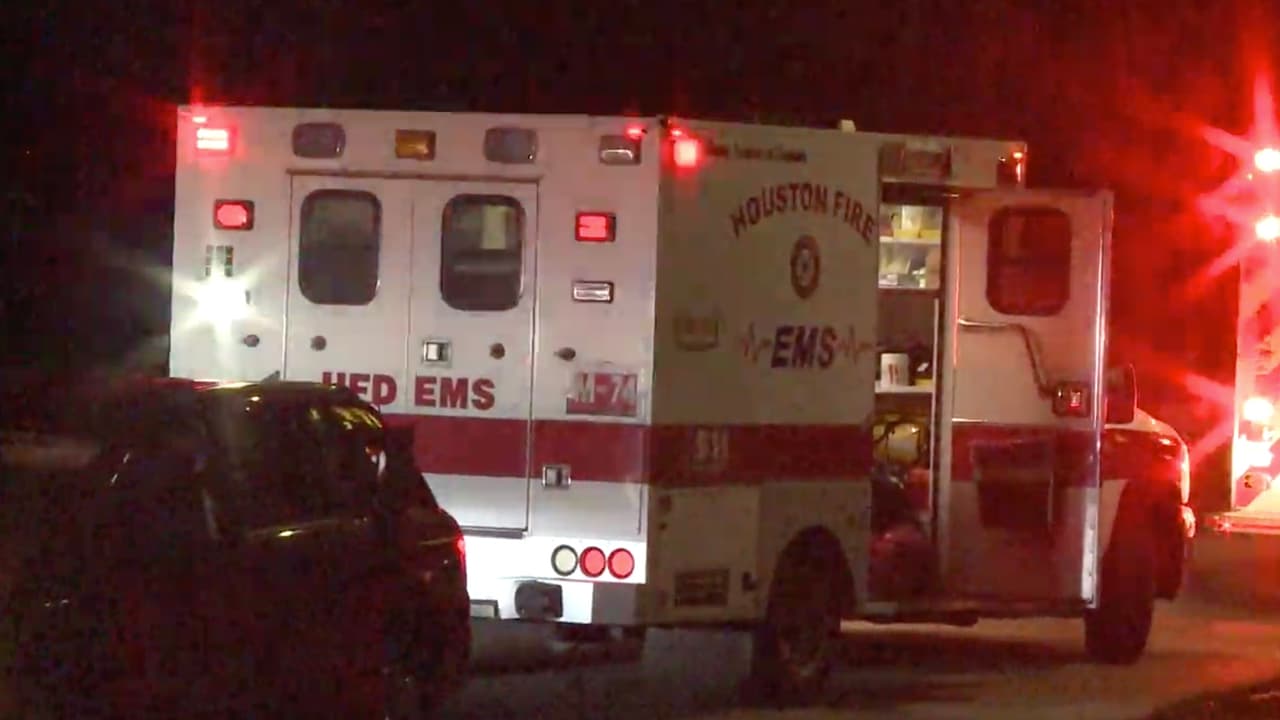 Dos hombres y una mujer fueron heridos de bala por un sospechoso que es buscado por la policía