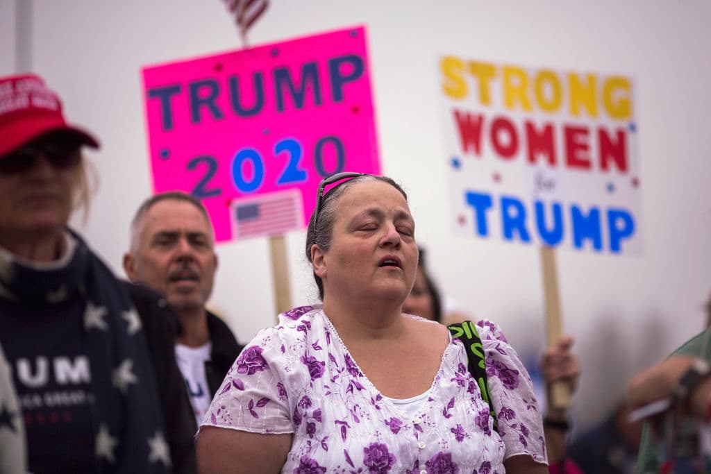 "Mujeres fuetos con Trump" y "Trump 2020" fueron algunos de los mensajes que mostraron los activistas que apoyan al presidente.