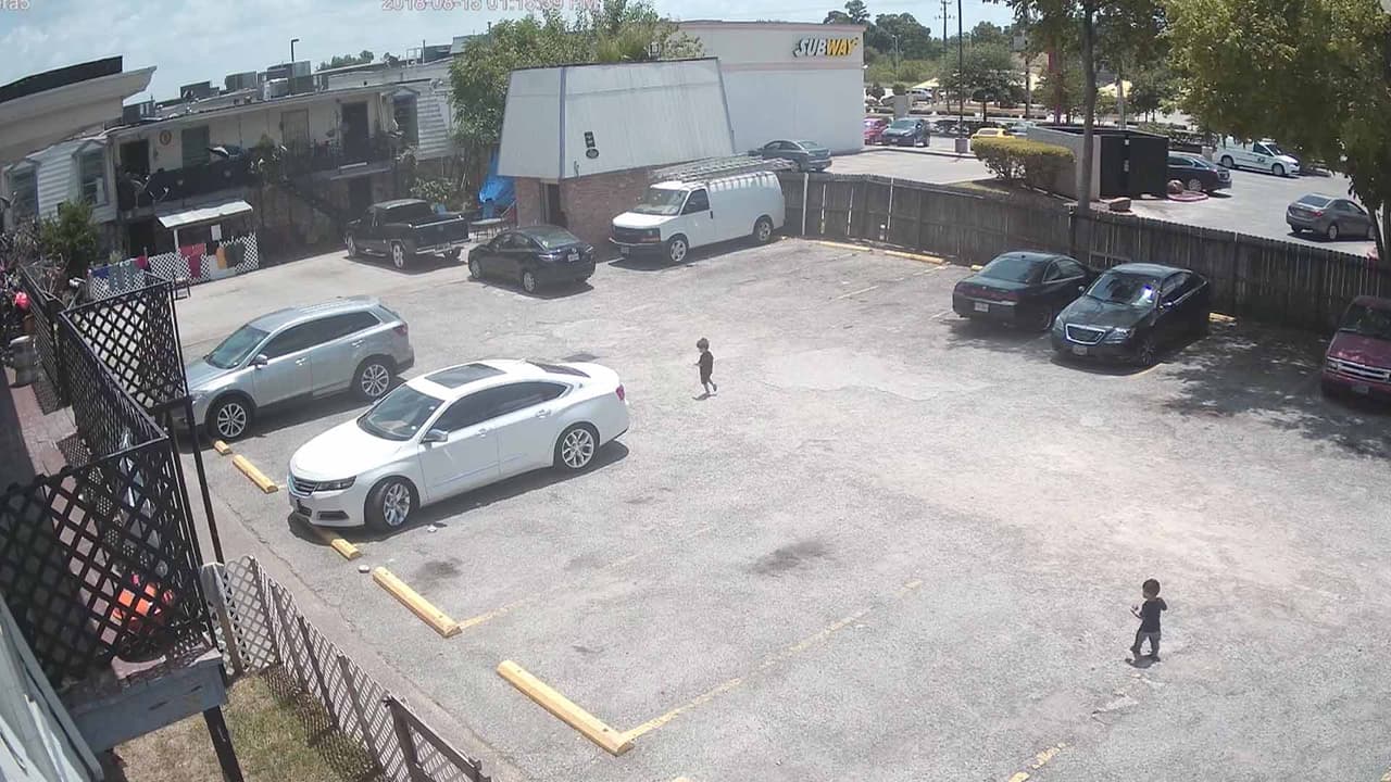 Otro niño más pequeño aparece en la escena corriendo detrás del primer niño y de Gissel Vázquez.